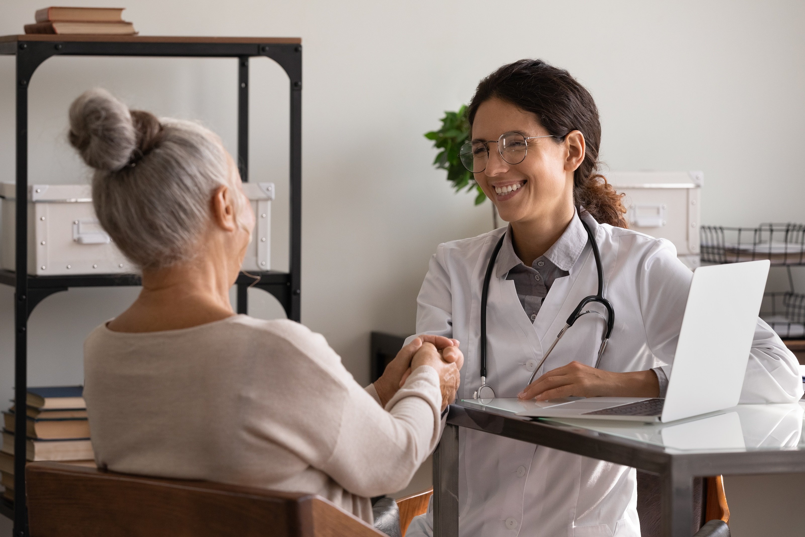 Una doctora sonríe durante una reunión con un paciente