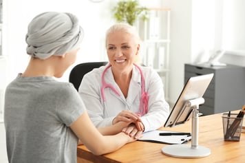 mujer hablando con el médico sobre el tratamiento