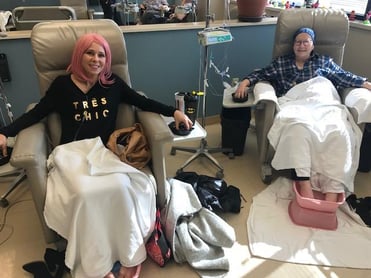 Angela Huhman (izquierda) durante su tratamiento contra el cáncer