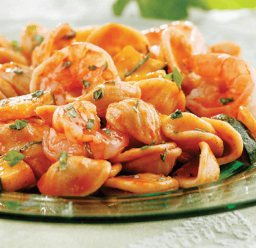 Pasta de albahaca, gambas y calabacín