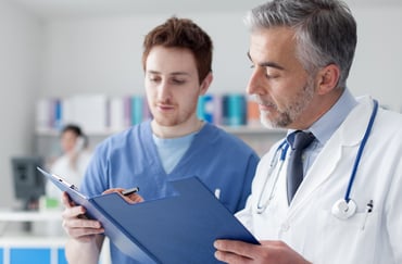 ¿Cuál es la diferencia entre un asistente médico y un médico?