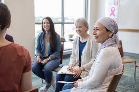 las mujeres se reúnen en un grupo de apoyo al cáncer de mama 