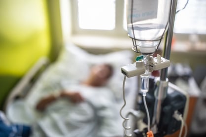 paciente con cáncer que recibe infusiones de quimioterapia