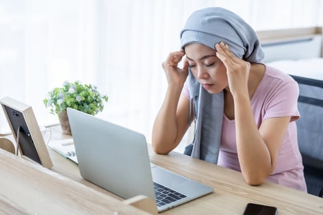 Una joven asiática estresada lidiando con el cerebro de la quimioterapia