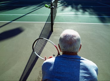 Un atleta de tenis de 40 años mantiene su servicio contra el sarcoma