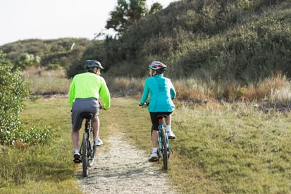 superviviente de un cáncer en fase 4 en bicicleta con su mujer