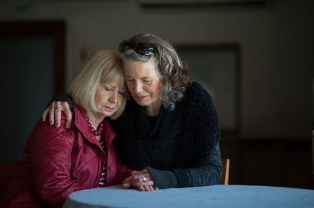 un paciente con cáncer recibe el apoyo de un amigo