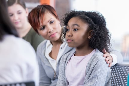 madre e hija hablando con el médico del cáncer 