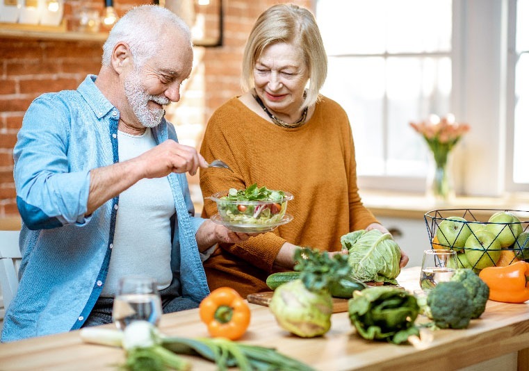 Happy-healthy-elderly-couple-making-a-salad-1-1