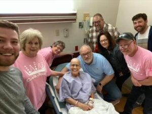 Карла в окружении своей семьи проходит лечение от рака груди в клинике Литтлтона Rocky Mountain Cancer Centers Littleton.