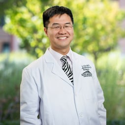 Dr. Eric Liu, cirujano neuroendocrino