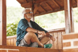 Hombre con las piernas cruzadas practicando mindfulness al aire libre