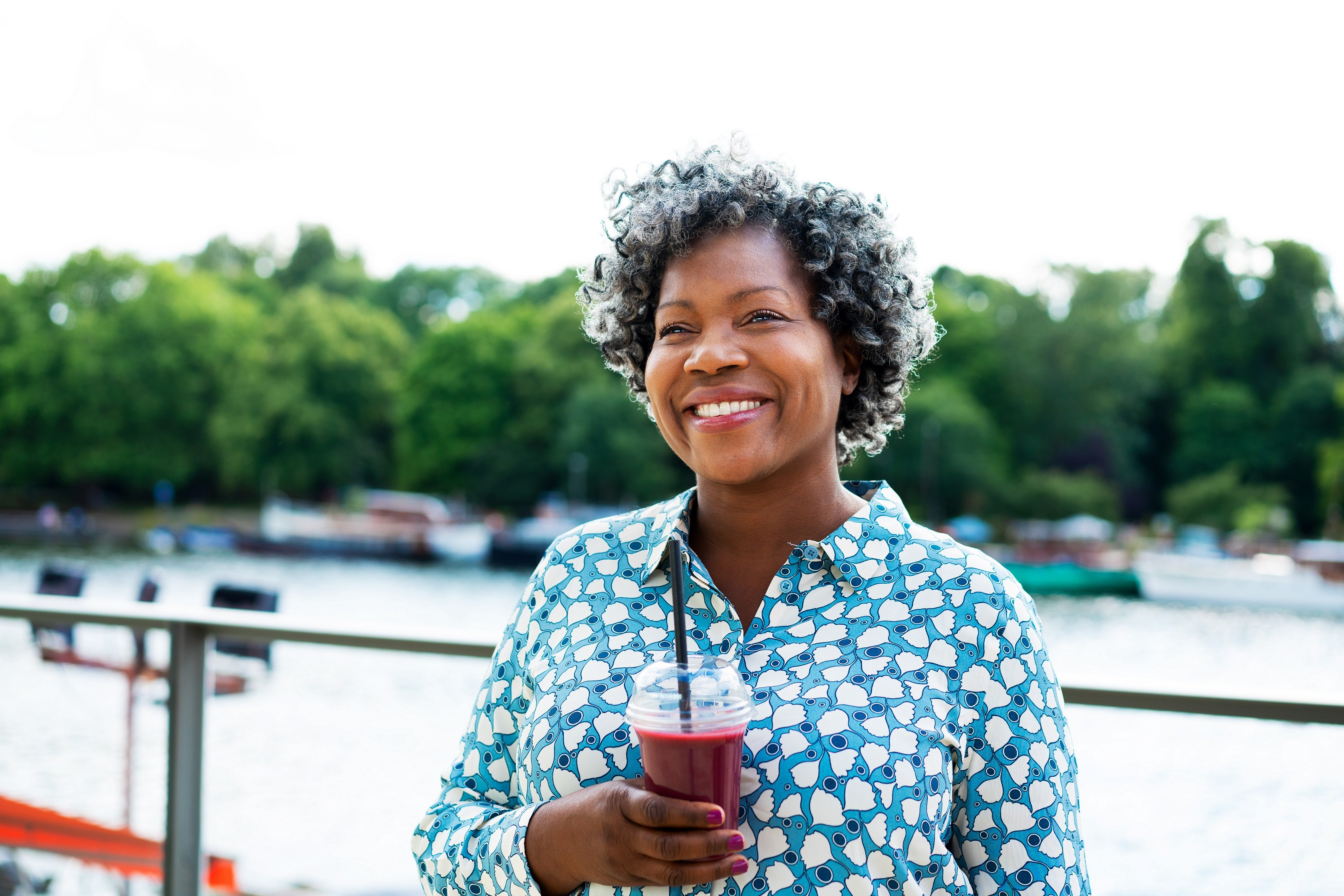 Mujer sonriente con batido