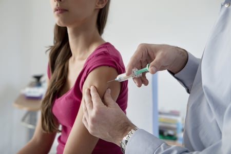 Una mujer recibe la vacuna del VPH contra el cáncer de cuello de útero