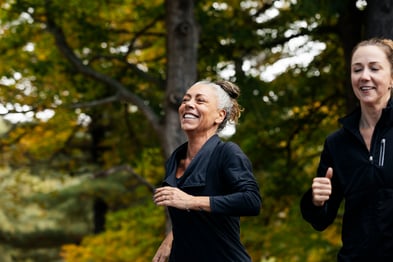 Una mujer de mediana edad hace footing con una compañera
