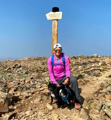 Al hacer cumbre en una montaña, la atleta de élite y superviviente de cáncer espera inspirar a otros que el cáncer no tiene por qué derrotarte