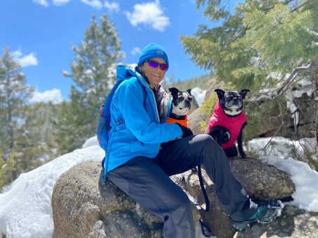 Disfrutar de la vida es una parte importante para demostrar que el cáncer no tiene por qué vencerte en una excursión invernal con dos perros