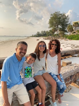 Un superviviente de cáncer y su familia disfrutan de unas vacaciones en la playa.