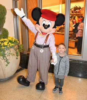 Un niño de seis años conoce a Mickey Mouse en un viaje sorpresa a Disneylandia