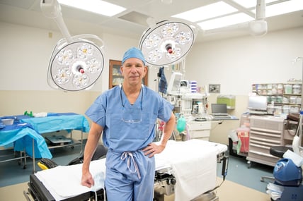 El Dr. Daniel Donato, cirujano de oncología ginecológica en el quirófano