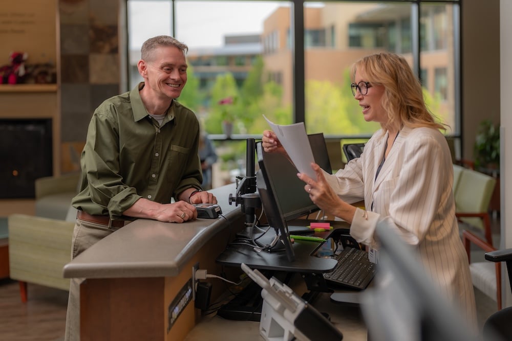 пациент на стойке регистрации