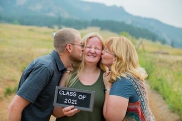 Una superviviente de cáncer de mama de Colorado celebra la graduación de su hija tras un exitoso tratamiento contra el cáncer.