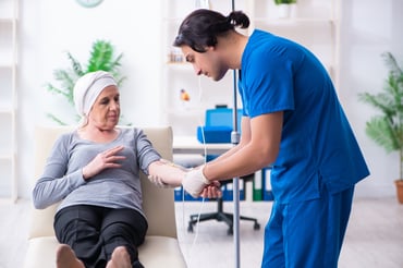 Una paciente con cáncer de mama recibe quimioterapia en el Colorado Springs Breast Cancer Center