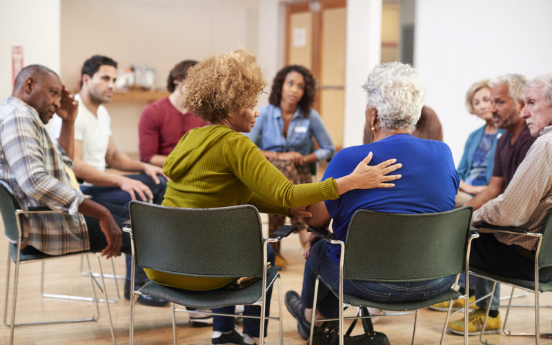 grupo de apoyo hablando en círculo