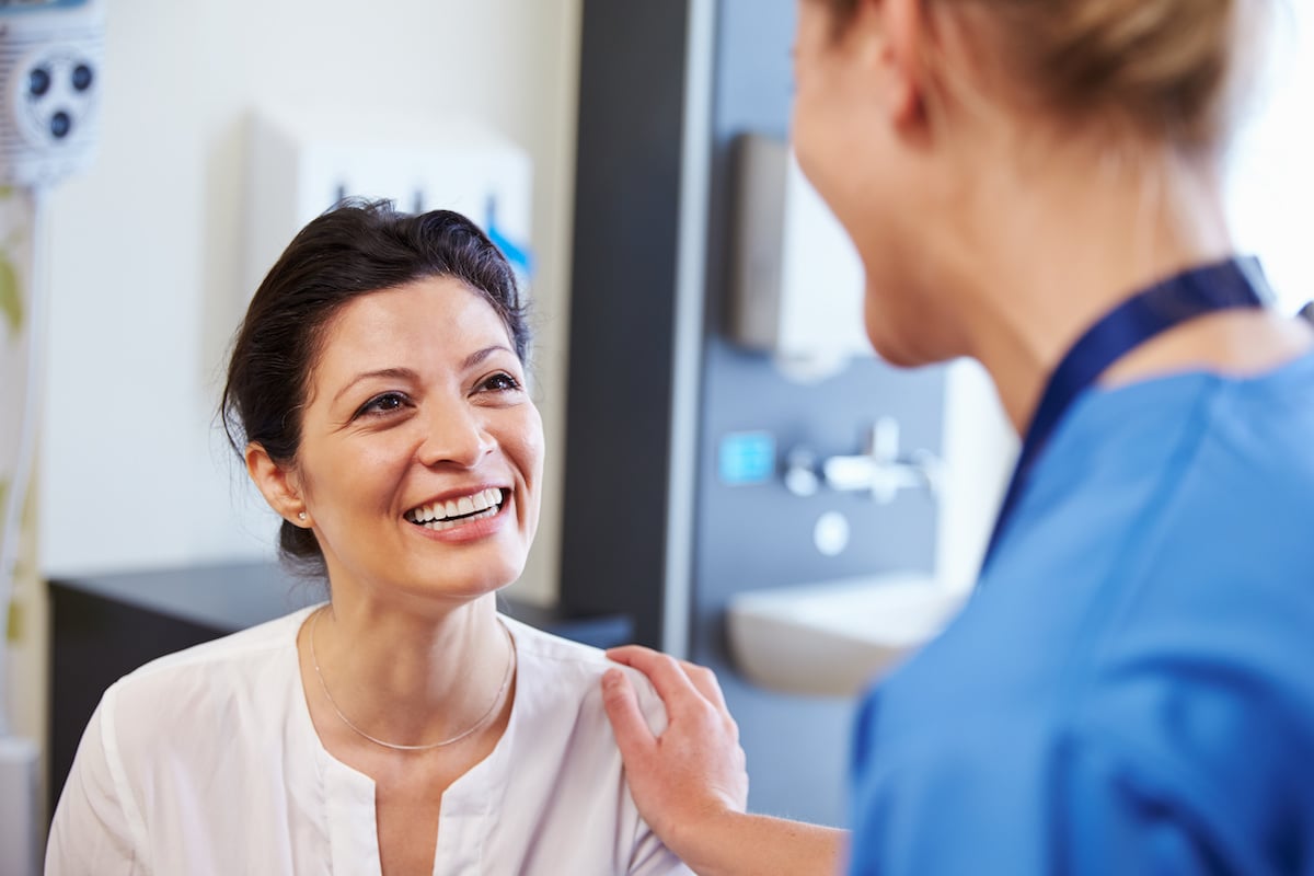 mujer con médico