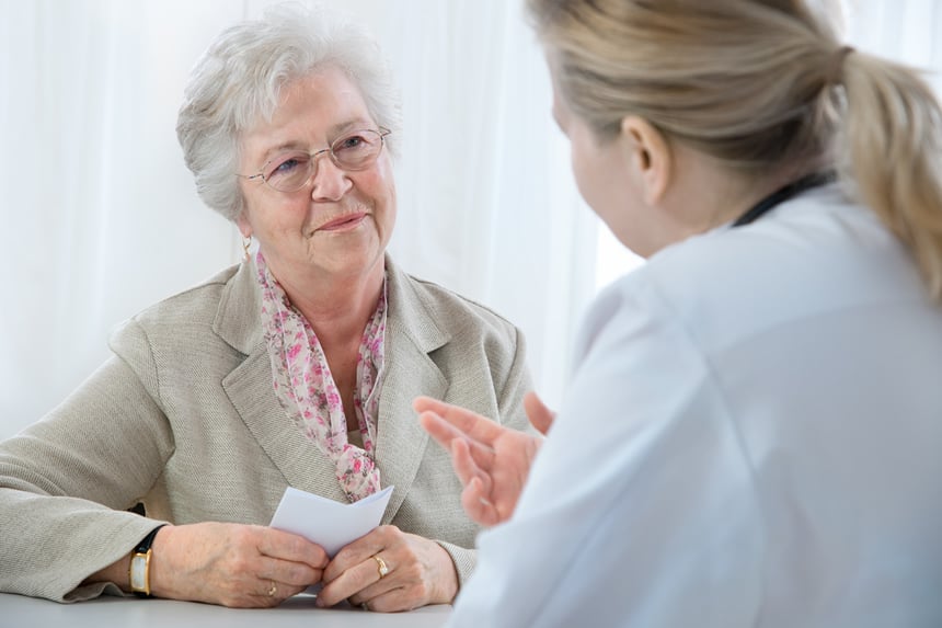 paciente mayor de cáncer y médico